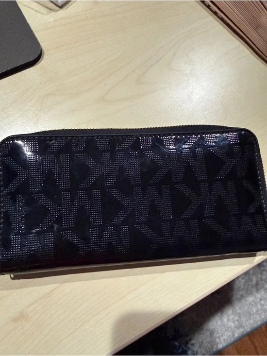 Michael Kors Black Patent MK Logo Zip-Around Wallet with Gold Plaque - Picture 3 of 5